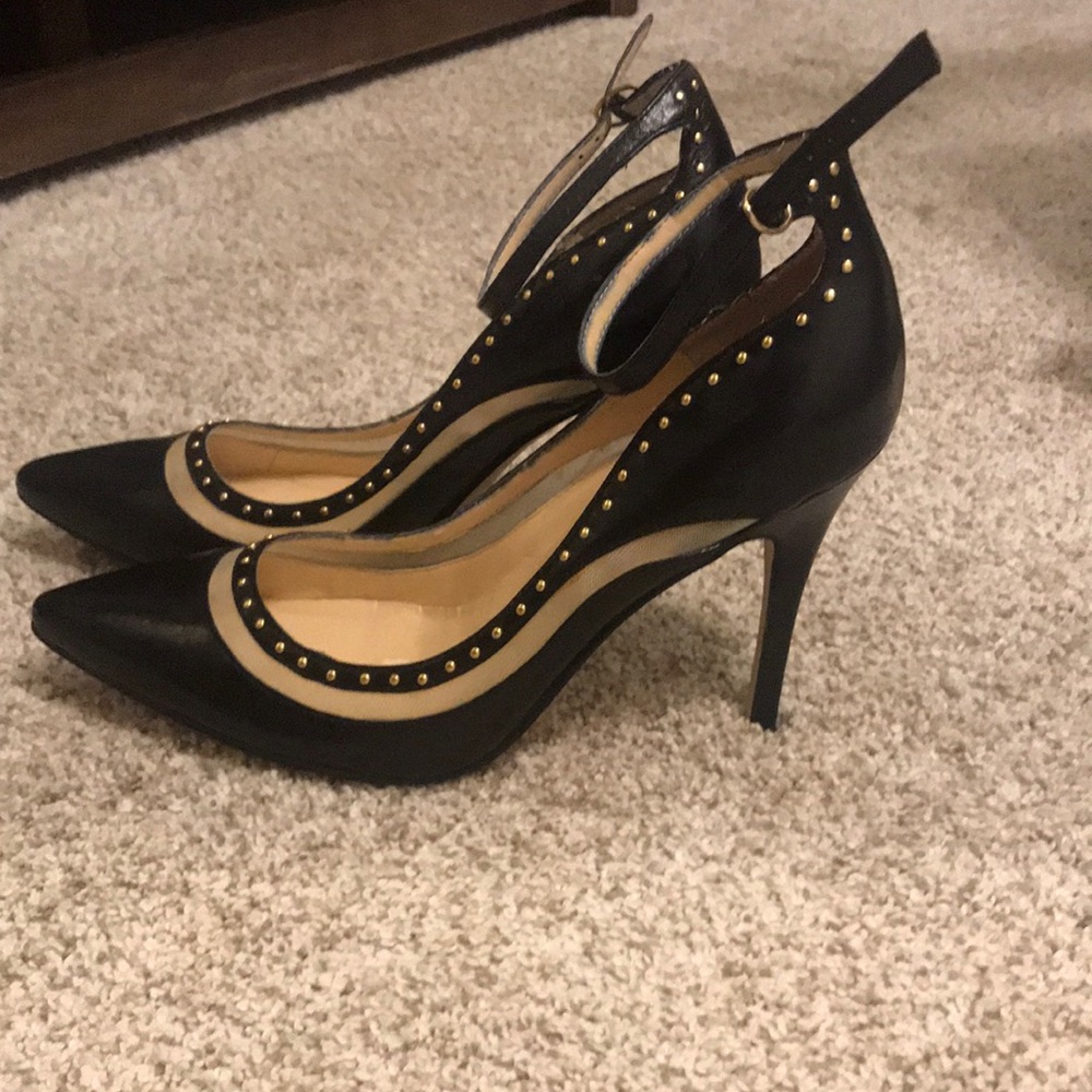 Black leather pump